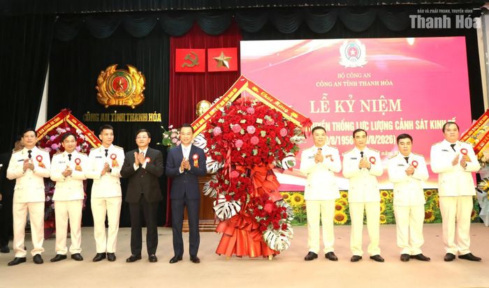 Các đồng chí: Tô Anh Dũng, Phó Bí thư Tỉnh ủy, Chủ tịch UBND tỉnh; Mai Xuân Liêm, Ủy viên Ban Thường vụ Tỉnh ủy, Phó Chủ tịch Thường trực UBND tỉnh tặng hoa chúc mừng lực lượng Cảnh sát kinh tế, Công an tỉnh.