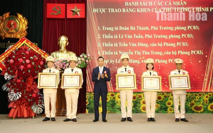 Phó Bí thư Tỉnh ủy, Chủ tịch UBND tỉnh Tô Anh Dũng trao Bằng khen của Thủ tướng Chính phủ cho các cá nhân.