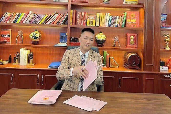 Huấn Hoa Hồng/Facebook nhân vật.