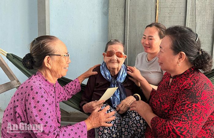 Mẹ Việt Nam Anh hùng Nguyễn Thị Đào (giữa) được người thân ân cần chăm sóc hằng ngày. Ảnh: ÚT CHUYỀN