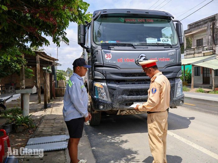 Cán bộ Đội Cảnh sát giao thông số 2, Công an tỉnh An Giang kiểm tra phương tiện vận tải chở đá trên tuyến ĐT 971.