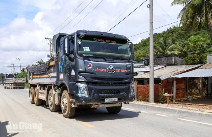 Xe tải vận chuyển đá từ các mỏ đá Trà Đuốc Lớn, Trà Đuốc Nhỏ lưu thông qua tuyến ĐT 971, xã Kiên Lương.