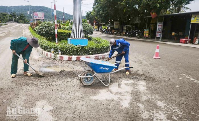 Đơn vị vận tải thuê nhân công dọn dẹp đất đá rơi vãi trên đường.