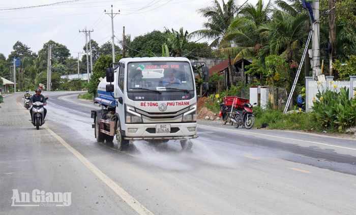 Đơn vị vận tải dùng xe tưới nước để giảm bụi.