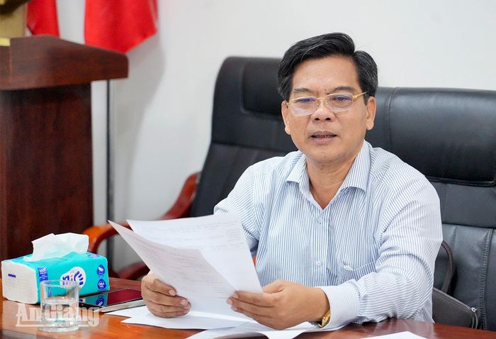 Bí thư Đảng ủy đặc khu Kiên Hải Nguyễn Quốc Tuấn phát biểu tại buổi làm việc.