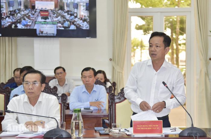 Giám đốc Ngân hàng Nhà nước Chi nhánh Khu vực 15 Trần Văn Phước giải trình các vấn đề đại biểu đặt ra.