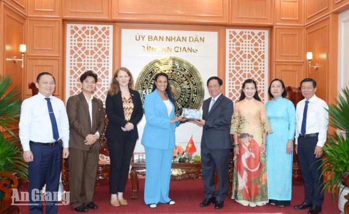 Bà Raïssa Marteaux, Tổng Lãnh sự Vương quốc Hà Lan tại TP. Hồ Chí Minh tặng quà cho Chủ tịch UBND tỉnh An Giang Hồ Văn Mừng.