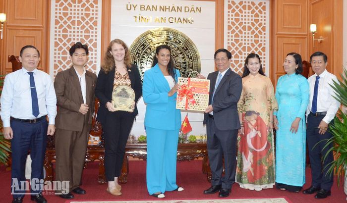 Ủy viên Trung ương Đảng, Phó Bí thư Tỉnh ủy, Chủ tịch UBND tỉnh An Giang Hồ Văn Mừng tặng quà cho bà Raïssa Marteaux.