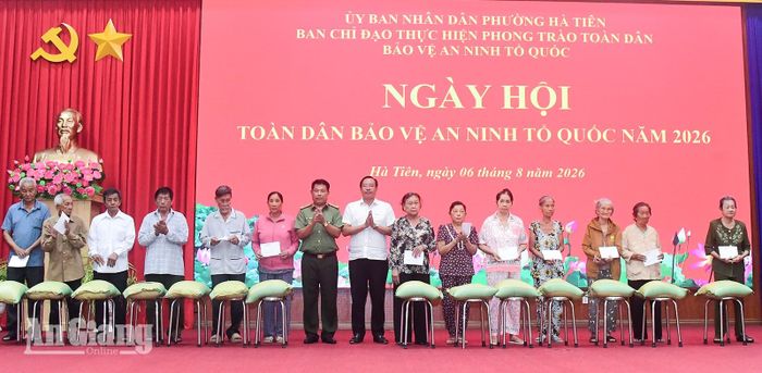 Lãnh đạo phường Hà Tiên trao quà cho gia đình chính sách, hộ có hoàn cảnh khó khăn.