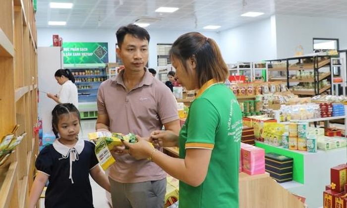 Nhiều sản phẩm OCOP, sản phẩm đặc trưng của tỉnh được bày bán tại Trung tâm Hỗ trợ phát triển hợp tác xã (Liên minh Hợp tác xã tỉnh Bắc Ninh).