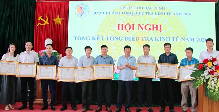  Các tập thể có thành tích xuất sắc được khen thưởng. 