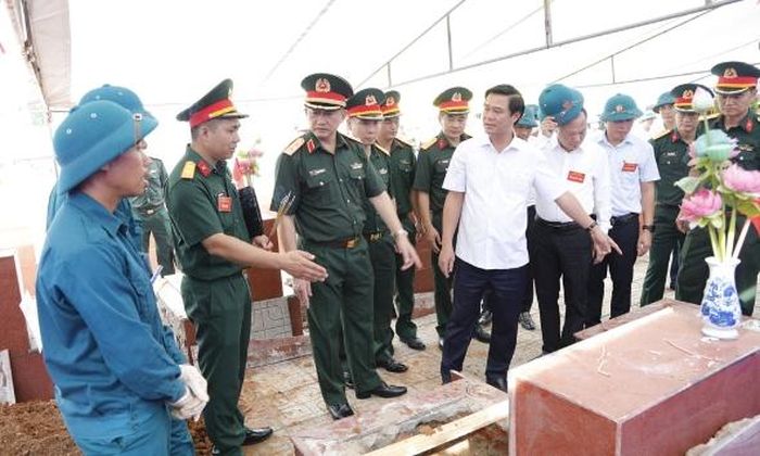  Trung tướng La Công Phương và các đại biểu kiểm tra thực tế công tác lấy mẫu ADN các liệt sĩ chưa có thông tin tại Nghĩa trang Liệt sĩ Cầu Lồ. 
