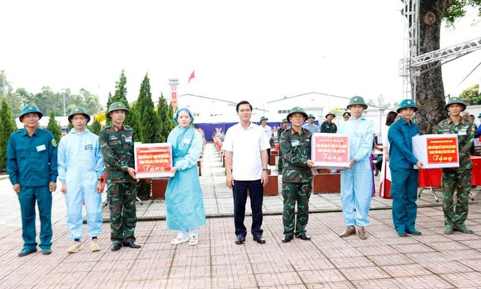  Đồng chí Lê Xuân Lợi trao quà của Ban Chỉ đạo tỉnh động viên các tổ trực tiếp lấy mẫu hài cốt liệt sĩ. 