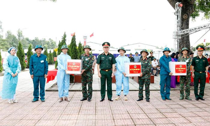  Trung tướng La Công Phương trao quà của Bộ Tư lệnh Quân khu 1 động viên các tổ trực tiếp lấy mẫu hài cốt liệt sĩ. 