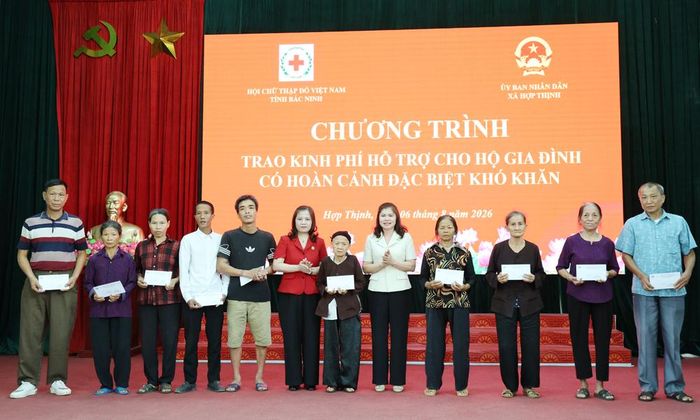 Đại biểu trao kinh phí hỗ trợ cho các gia đình hoàn cảnh khó khăn.