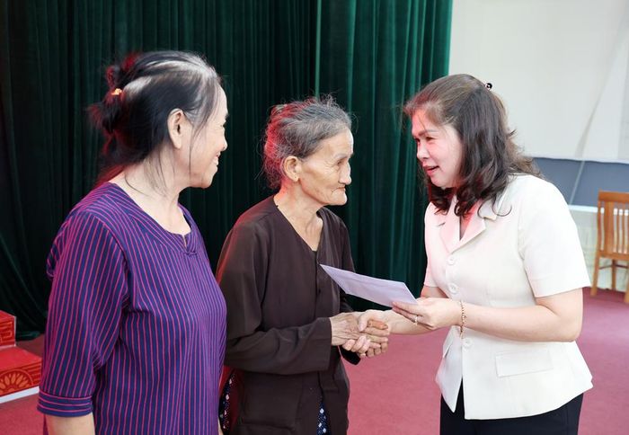 Đồng chí Lâm Thị Hương Thành trao kinh phí hỗ trợ các gia đình khó khăn.