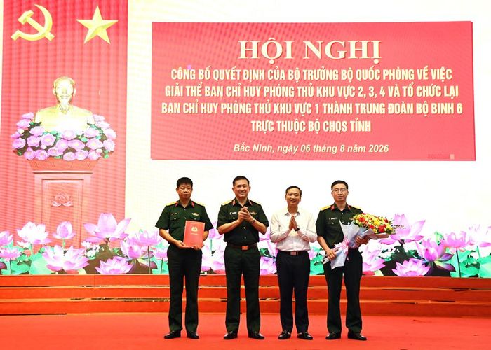  Trung tướng La Công Phương và đồng chí Nguyễn Việt Oanh trao Quyết định thành lập Trung đoàn bộ binh 6, trực thuộc Bộ Chỉ huy Quân sự tỉnh. 