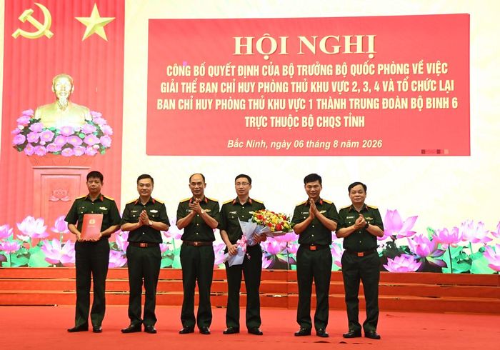  Trao Quyết định thành lập Đảng bộ Trung đoàn bộ binh 6, nhiệm kỳ 2025-2030. 