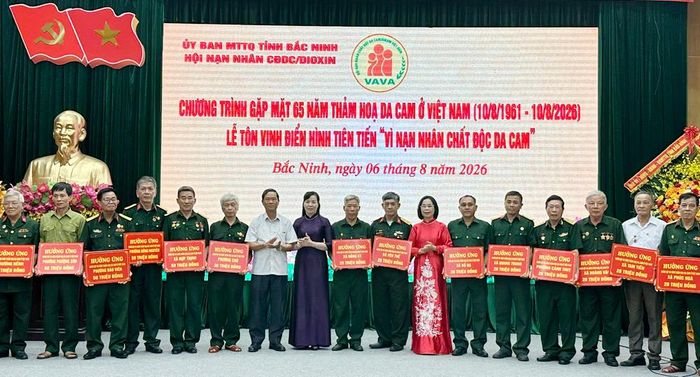  Các đại biểu tham dự chương trình tiếp nhận ủng hộ Quỹ Nạn nhân chất độc da cam/Dioxin tỉnh. 