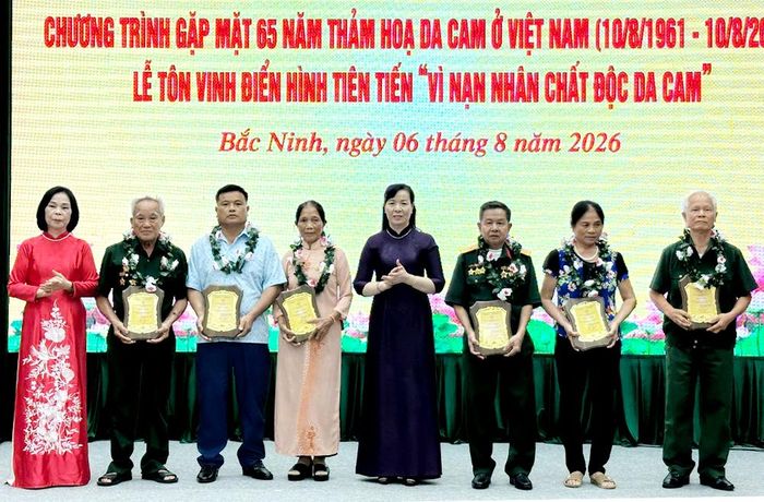  Các điển hình tiên tiến "Vì nạn nhân da cam" được tôn vinh tại chương trình gặp mặt. 