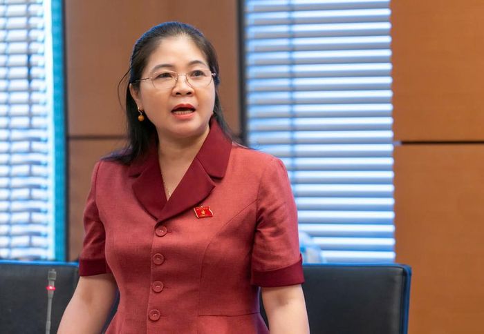 Đại biểu Leo Thị Lịch phát biểu thảo luận.