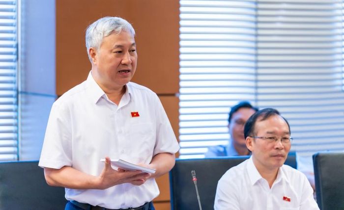 Đại biểu Trần Văn Lâm phát biểu thảo luận.