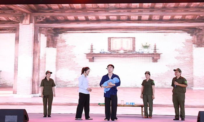  Tiểu phẩm do lực lượng tham gia bảo vệ an ninh, trật tự ở cơ sở cùng người dân phường Đa Mai biểu diễn tại chương trình. 
