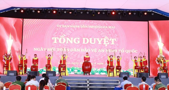  Tiết mục trống hội mở màn chương trình văn nghệ chào mừng tại buổi tổng duyệt. 