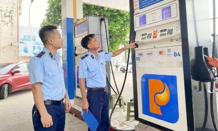 Cán bộ Quản lý thị trường kiểm tra tại cửa hàng xăng dầu số 50 (phường Bắc Giang). Ảnh tư liệu.