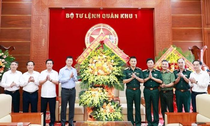  Đồng chí Trần Huy Phương cùng các đại biểu tặng hoa chúc mừng 2 đồng chí vừa được bổ nhiệm. 