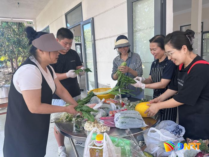 Tình nguyện viên thuộc Nhóm Nakulne - Hàn Quốc tổ chức nấu ăn và giao lưu với nạn nhân da cam tại Trung tâm Bảo trợ nạn nhân chất độc da cam và trẻ em bất hạnh Đà Nẵng (cơ sở 3) ở phường Quảng Phú. Ảnh: Hà Quang