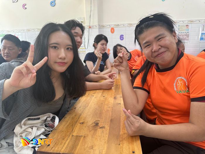 Sinh viên đến từ Hàn Quốc giao lưu với trẻ em tại Trung tâm Bảo trợ nạn nhân chất độc da cam và trẻ em bất hạnh Đà Nẵng (cơ sở 3) ở phường Quảng Phú. Ảnh: HÀ QUANG