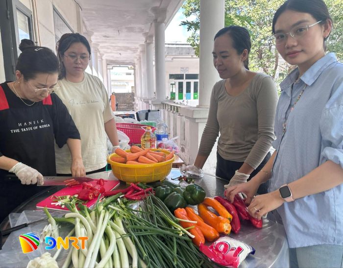 Nguyễn Thị Ngọc Hân (bìa phải) cùng các tình nguyện viên tổ chức nấu ăn cho nạn nhân da cam. Ảnh: Hà Quang