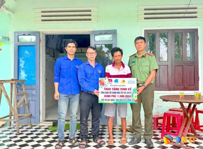 Anh Võ Thành Tín (thôn An Nhơn) bị khuyết tật tay và chân được Đoàn xã Duy Nghĩa hỗ trợ kinh phí mua gà giống để phát triển chăn nuôi. Ảnh: NGUYỄN LINH