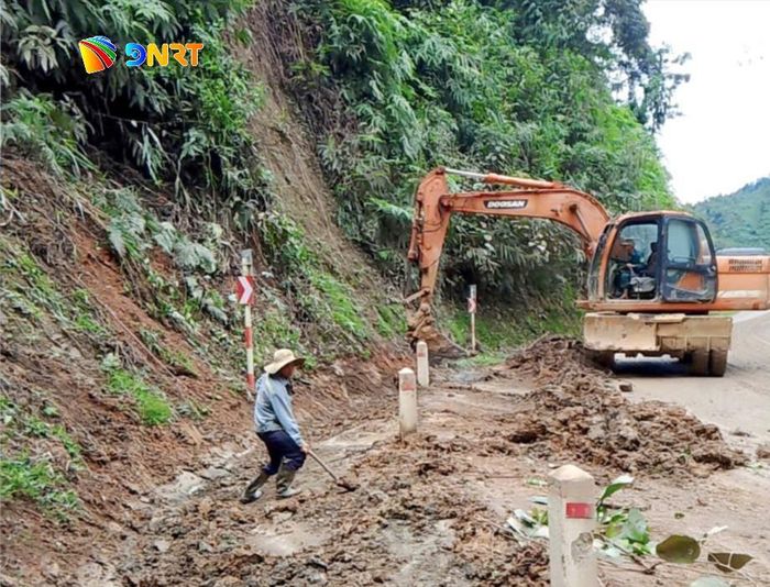 Công nhân Công ty CP Công trình giao thông vận tải Quảng Nam vét rãnh thoát nước quốc lộ 14D, đoạn qua xã Bến Giằng. Ảnh: CÔNG TÚ