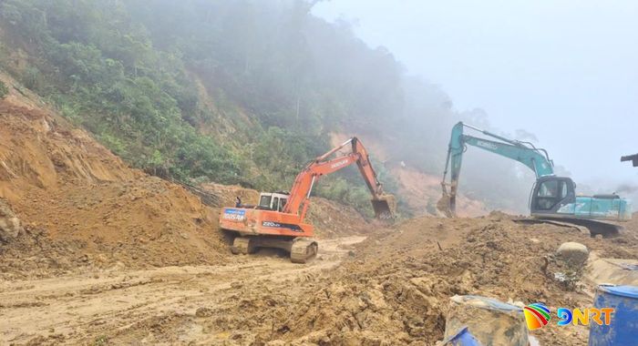 Xúc dọn sạt lở trên tuyến ĐT606, đoạn qua xã Hùng Sơn vào mùa mưa bão 2025. Ảnh: CÔNG TÚ