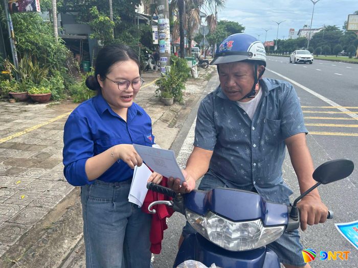 Thanh niên phường Điện Bàn Đông triển khai mô hình “Mang chính sách công đến từng hộ gia đình”. Ảnh: NGUYÊN KHƯƠNG