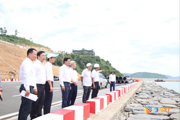 Đoàn thẩm tra Ban Đô thị HĐND thành phố kiểm tra thực tế khu vực Cảng Liên Chiểu. Ảnh: TRỌNG HUY