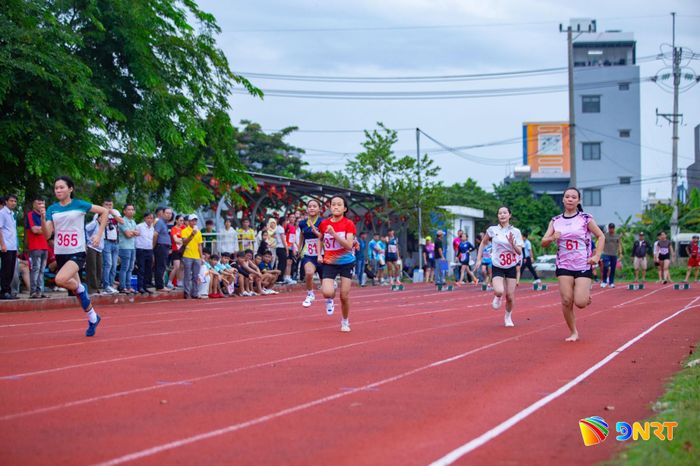 Ngay sau lễ khai mạc, các vận động viên thi đấu môn chạy 100m nữ. Ảnh: BẢO LÂM