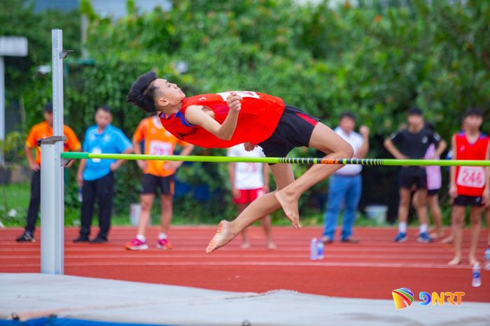 Vận động viên tranh tài môn nhảy cao. Ảnh: BẢO LÂM