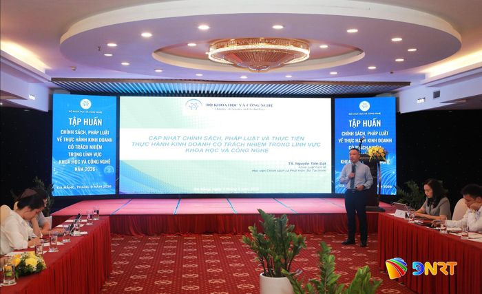 Báo cáo viên cập nhật các chính sách pháp luật mới liên quan thực hành kinh doanh có trách nhiệm. Ảnh: ĐẮC MẠNH
