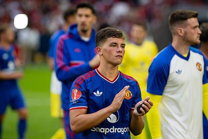 Man Utd phải sớm định đoạt tương lai của Lacey.