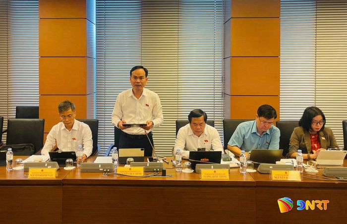 Đại biểu Nguyễn Duy Minh phát biểu thảo luận tại tổ. Ảnh: HỒNG CHÂU