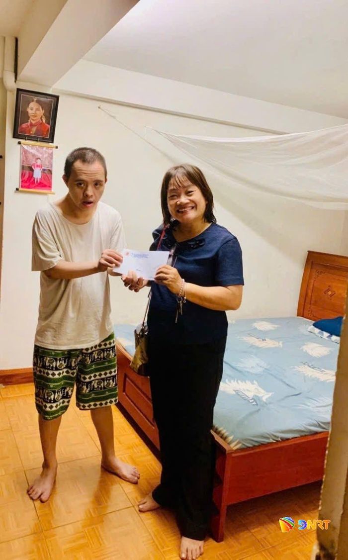 Trao quà cho các nạn nhân bị ảnh hưởng nặng bởi chất độc da cam.