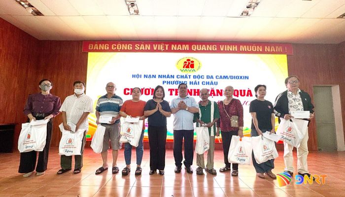 Lãnh đạo Hội Nạn nhân chất độc da cam/dioxin thành phố và Hội Nạn nhân chất độc da cam/dioxin phường Hải Châu trao quà cho hội viên, nạn nhân chất độc da cam. Ảnh: MINH HẰNG