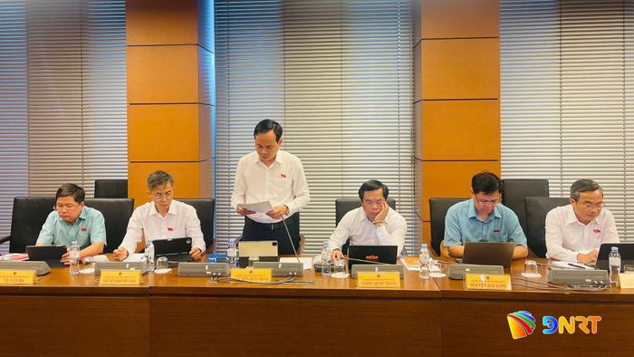 Đại biểu Nguyễn Duy Minh phát biểu thảo luận tại tổ. Ảnh: HỒNG CHÂU