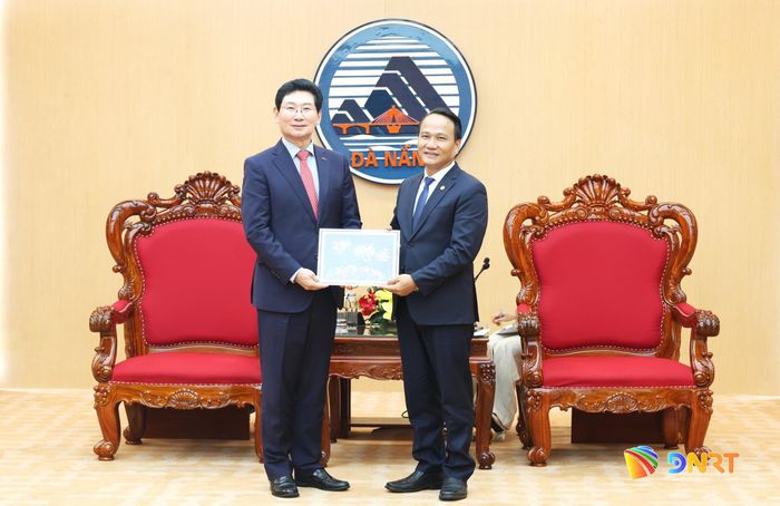 Chủ tịch Ủy ban MTTQ Việt Nam thành phố Đà Nẵng Nguyễn Đình Vĩnh (phải) tặng quà lưu niệm Thị trưởng thành phố Yongin Lee Sang Il. Ảnh: NGỌC HÀ