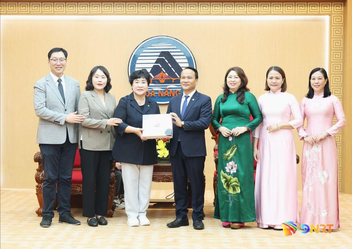 Chủ tịch Hội đồng thành phố Yongin Chang Jung Soon (thứ 3 từ trái sang) tặng quà lưu niệm lãnh đạo Ủy ban MTTQ Việt Nam thành phố Đà Nẵng. Ảnh: NGỌC HÀ