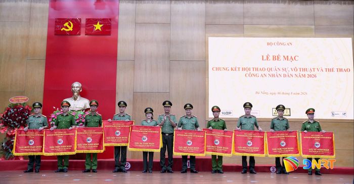 Trao giải toàn đoàn các nội dung thể thao. Ảnh: T.CÔNG