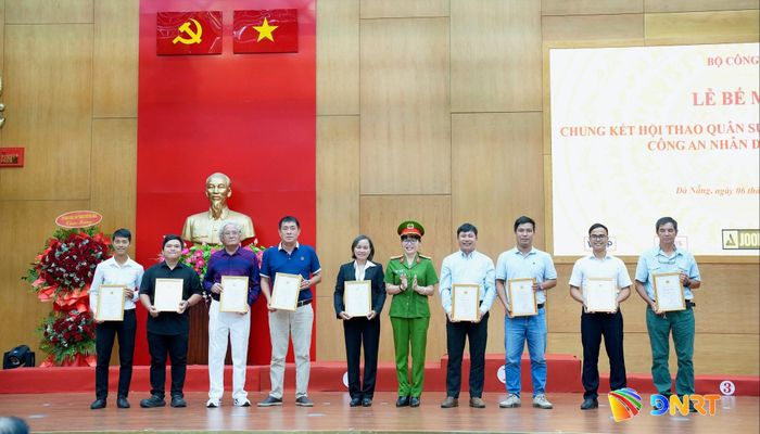 Trao giải cho các tác giả đoạt giải cuộc thi ảnh trực tuyến "Khoảnh khắc đẹp Hội thao Công an nhân dân năm 2026". Ảnh: T.CÔNG